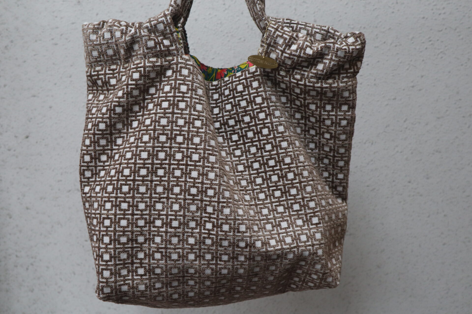 Pastor幾何学ジャガードの持ち手を通すタイプのバッグ
